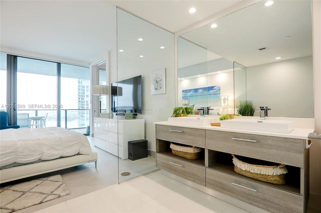 650 NE 32nd St 4105, Miami, FL 33137