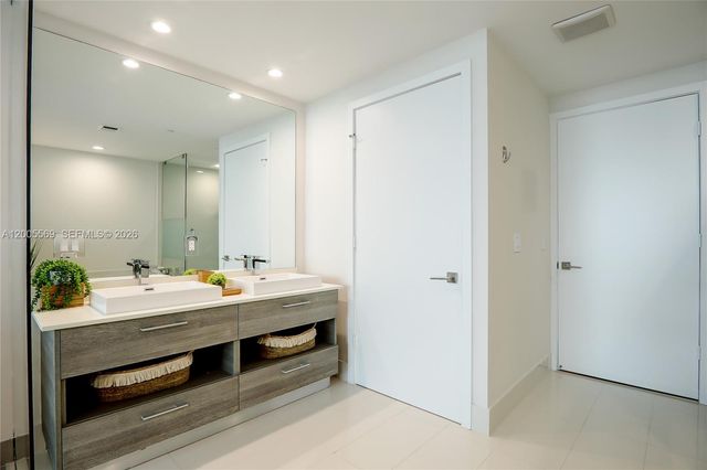 650 NE 32nd St 4105, Miami, FL 33137