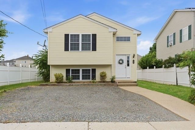 105 Lawrence St, Fall River, MA 02721