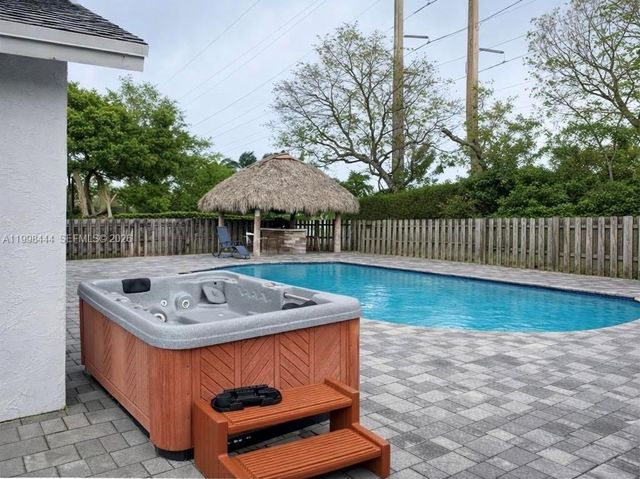 9900 NW 44th Ct, Sunrise, FL 33351