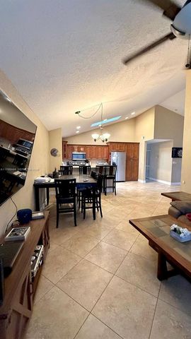 9900 NW 44th Ct, Sunrise, FL 33351