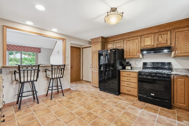 16 Matthew Dr, Easthampton, MA 01027
