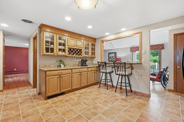 16 Matthew Dr, Easthampton, MA 01027