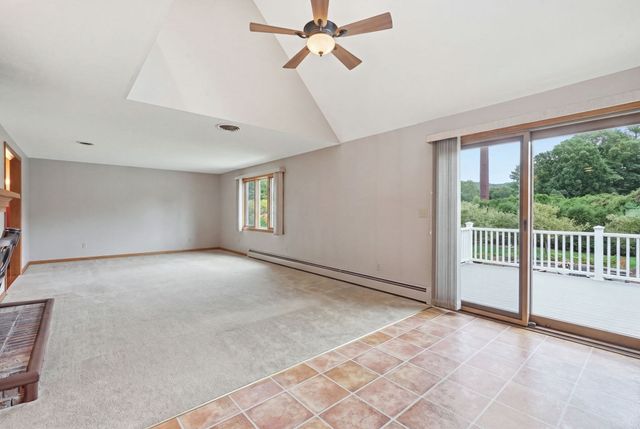 16 Matthew Dr, Easthampton, MA 01027