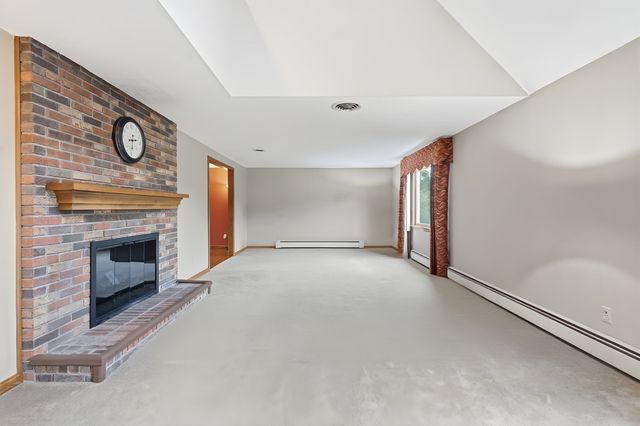 16 Matthew Dr, Easthampton, MA 01027