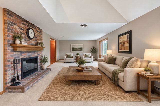 16 Matthew Dr, Easthampton, MA 01027