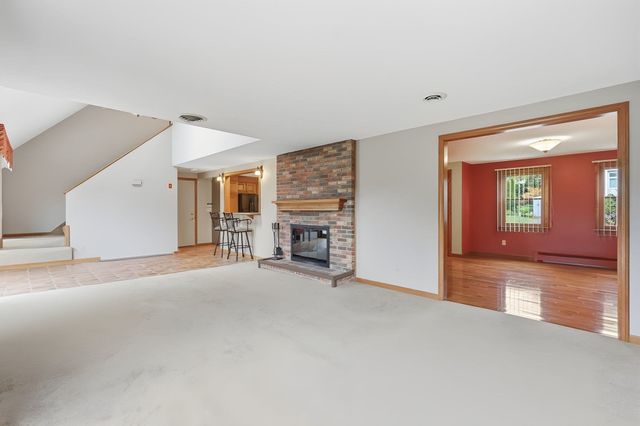 16 Matthew Dr, Easthampton, MA 01027