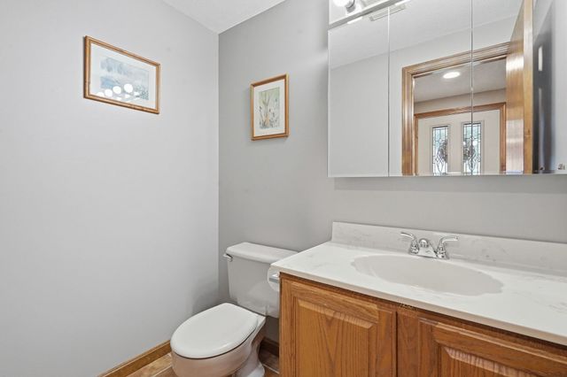 16 Matthew Dr, Easthampton, MA 01027