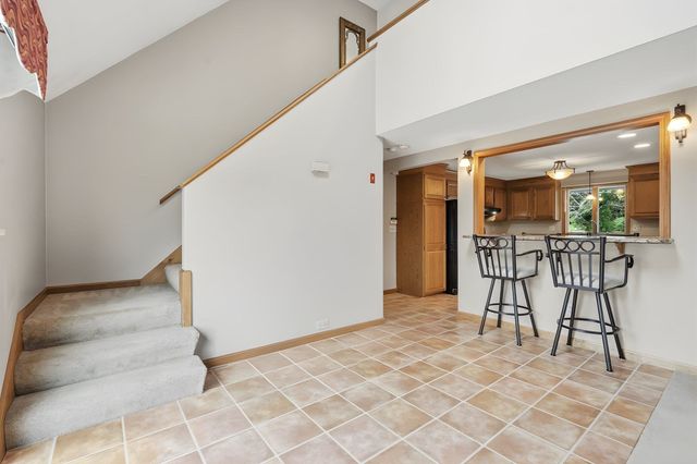 16 Matthew Dr, Easthampton, MA 01027