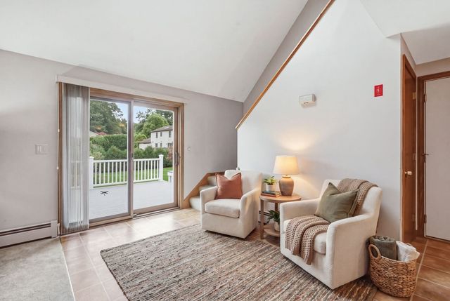 16 Matthew Dr, Easthampton, MA 01027