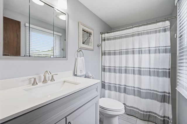 16 Matthew Dr, Easthampton, MA 01027