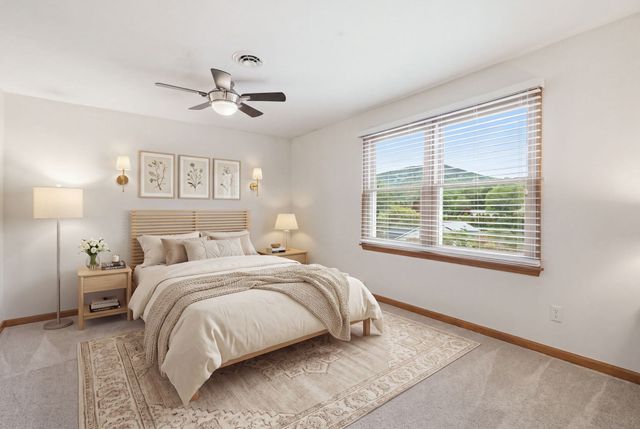 16 Matthew Dr, Easthampton, MA 01027