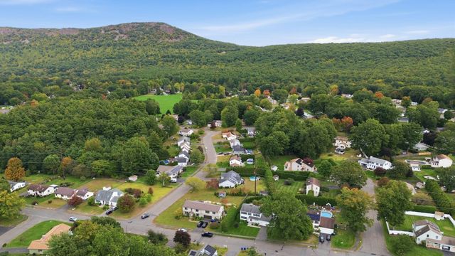 16 Matthew Dr, Easthampton, MA 01027