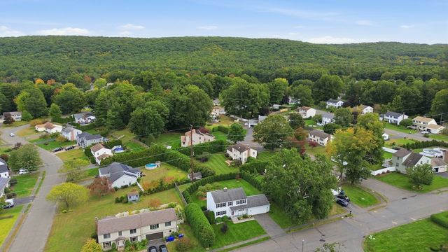 16 Matthew Dr, Easthampton, MA 01027