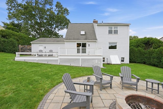 16 Matthew Dr, Easthampton, MA 01027