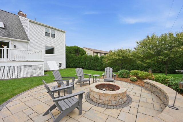 16 Matthew Dr, Easthampton, MA 01027