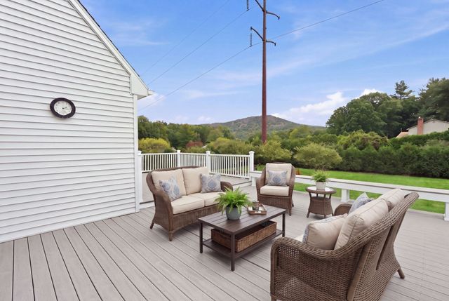 16 Matthew Dr, Easthampton, MA 01027