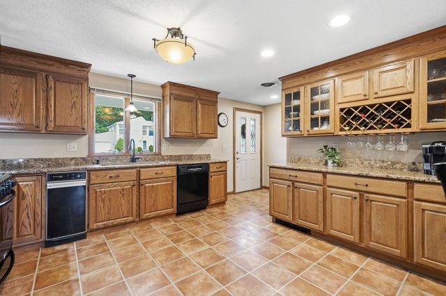 16 Matthew Dr, Easthampton, MA 01027