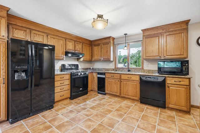 16 Matthew Dr, Easthampton, MA 01027