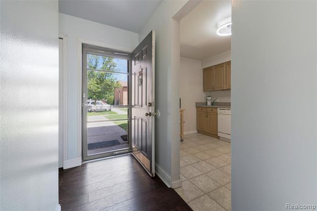 33587 Pondview Circle 114, Livonia, MI 48152