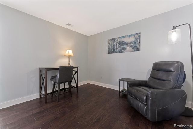 33587 Pondview Circle 114, Livonia, MI 48152