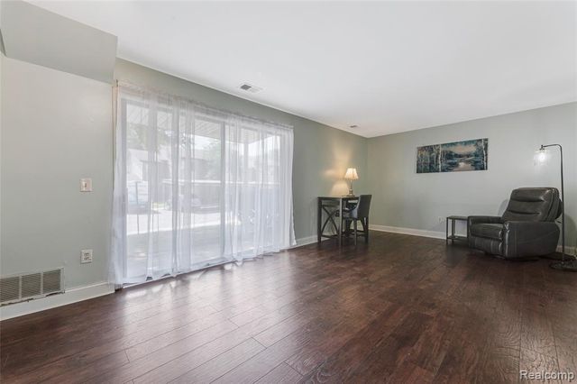33587 Pondview Circle 114, Livonia, MI 48152