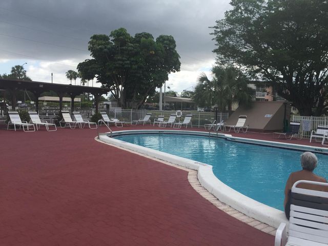 2861 NW 47th Terrace 304b, Lauderdale Lakes, FL 33313