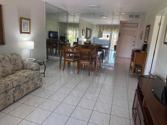 2861 NW 47th Terrace 304b, Lauderdale Lakes, FL 33313