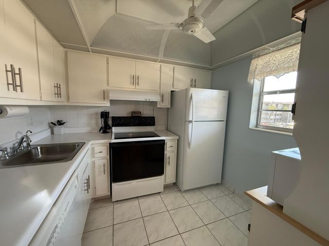 2861 NW 47th Terrace 304b, Lauderdale Lakes, FL 33313