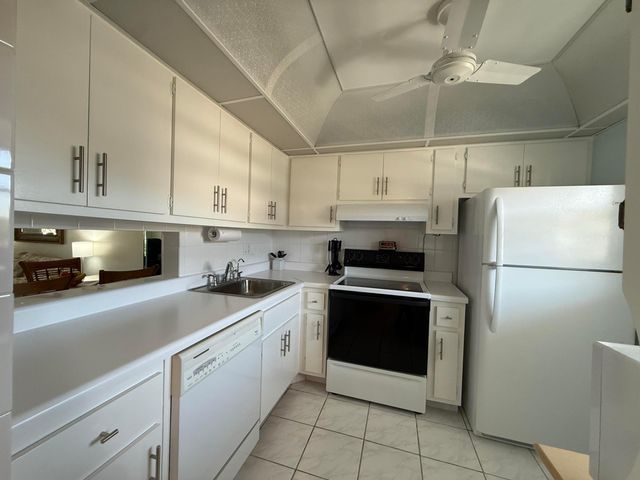 2861 NW 47th Terrace 304b, Lauderdale Lakes, FL 33313