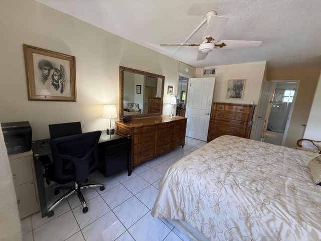 2861 NW 47th Terrace 304b, Lauderdale Lakes, FL 33313