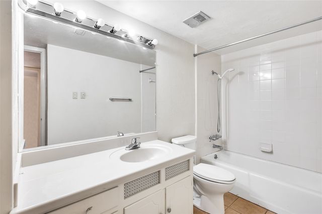 4036 Ridglea Country Club Drive 1006, Fort Worth, TX 76126