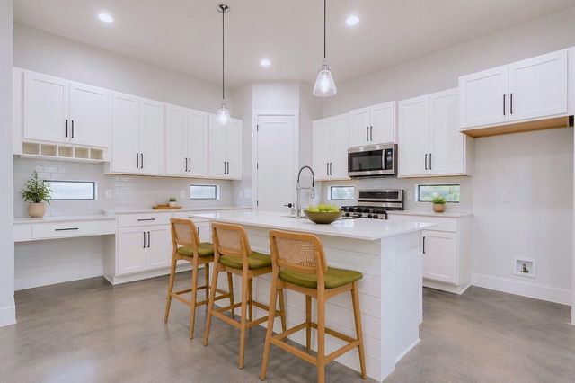 302 Irma DR 1, Austin, TX 78752