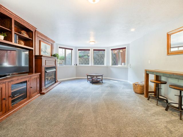 2091 Lakeshore Drive, Klamath Falls, OR 97601