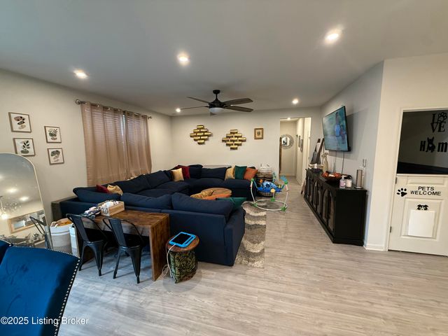 4027 White Pine Ln, La Grange, KY 40031