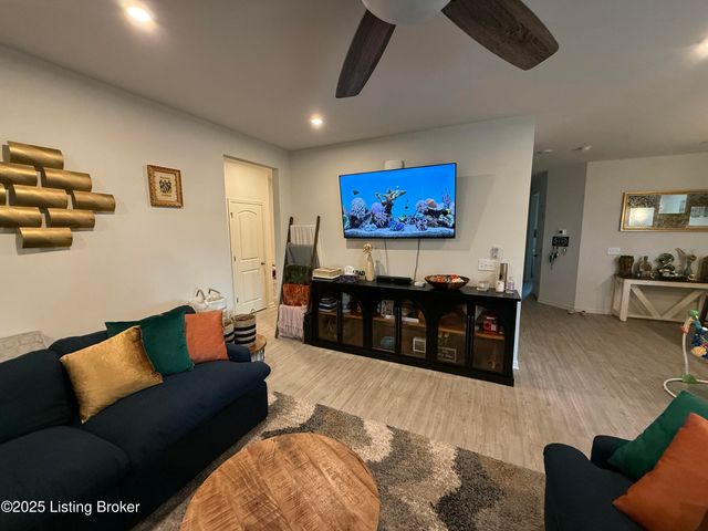 4027 White Pine Ln, La Grange, KY 40031