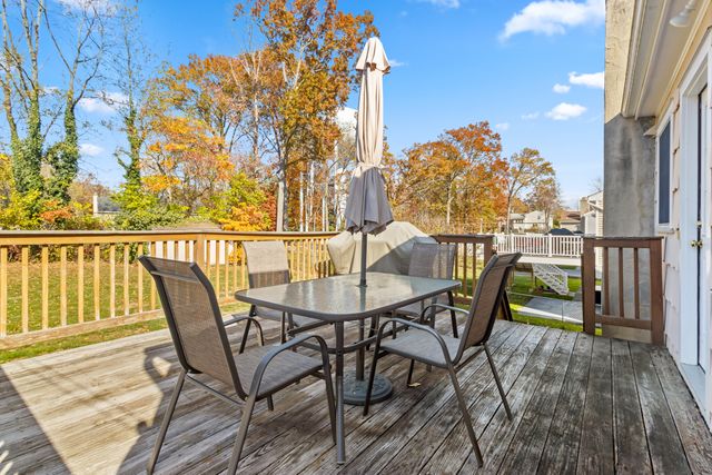 16 Katy Lane, Norwalk, CT 06851