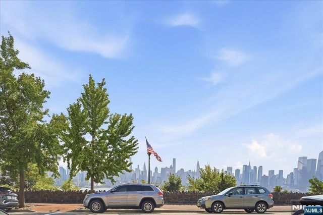 941 Boulevard 3C, Weehawken, NJ 07086