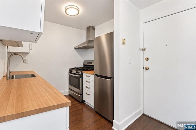 941 Boulevard 3C, Weehawken, NJ 07086