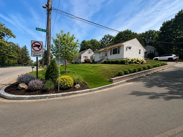 695 Calef Road, Manchester, NH 03103