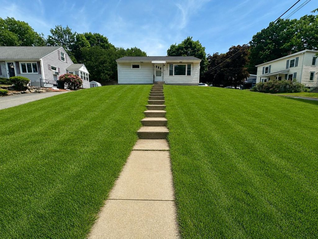 695 Calef Road, Manchester, NH 03103