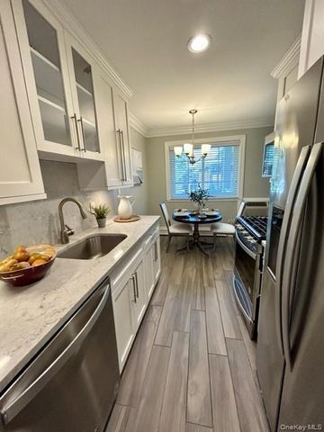 9 Williams Boulevard 21-1D, Lake Grove, NY 11755