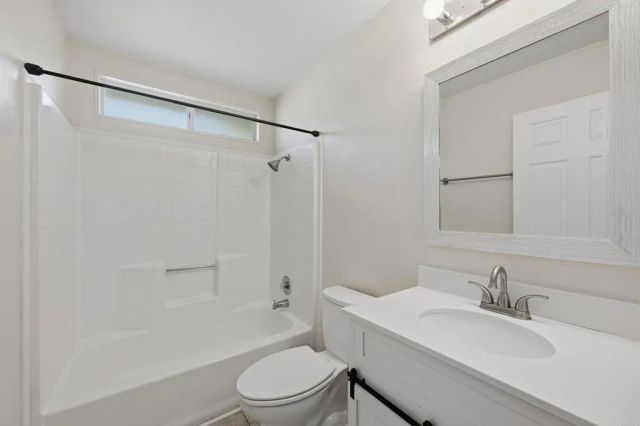 647 Via Costa Rica, Vista, CA 92081