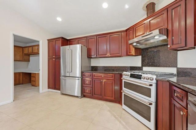647 Via Costa Rica, Vista, CA 92081
