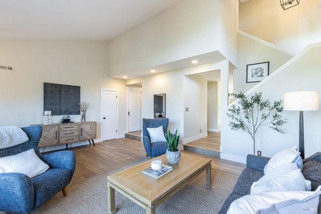 1018 Oakmont Ct, Napa, CA 94559