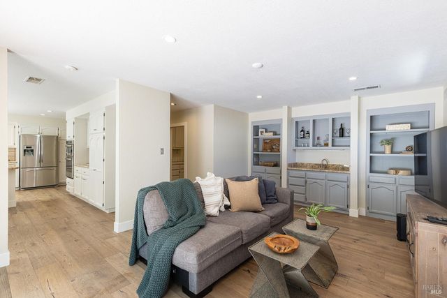 1018 Oakmont Ct, Napa, CA 94559