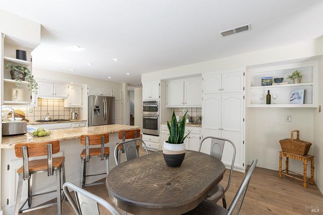 1018 Oakmont Ct, Napa, CA 94559