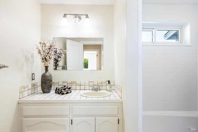 1018 Oakmont Ct, Napa, CA 94559