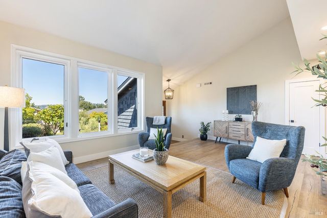 1018 Oakmont Ct, Napa, CA 94559