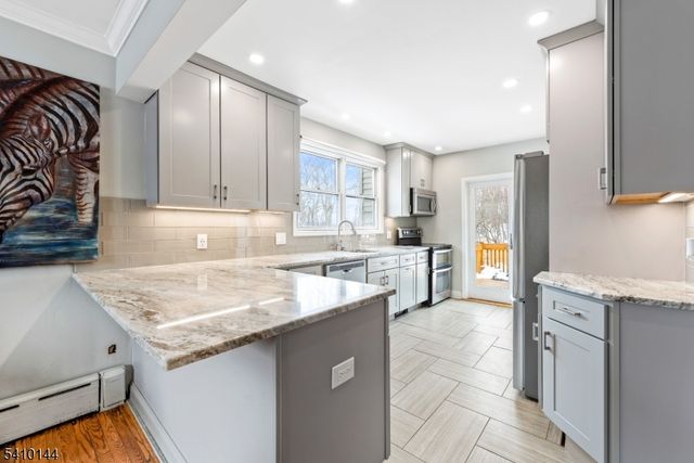 34 Bayview Ave, Hopatcong Boro, NJ 07843